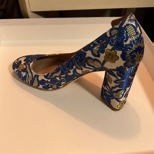 TORY BURCH ELIZABETH METALLIC FLORAL PUMP